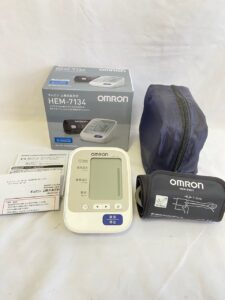 オムロン 上腕式血圧計 HEM-7130シリーズ ホワイト HEM-7134