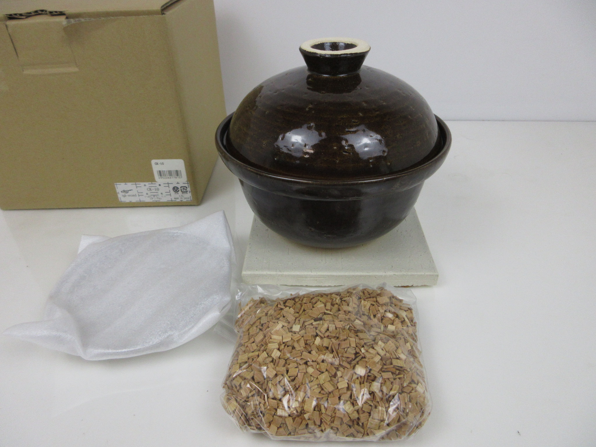 長谷園 土鍋 燻製 いぶしぎん ミニ 18.5 cm 直火 専用 黒 伊賀焼 日本製 桜チップ付 CK-10