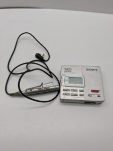 ソニー(SONY) ポータブルMDプレーヤー シルバー MDLP対応 録音再生 MZ-R90-S