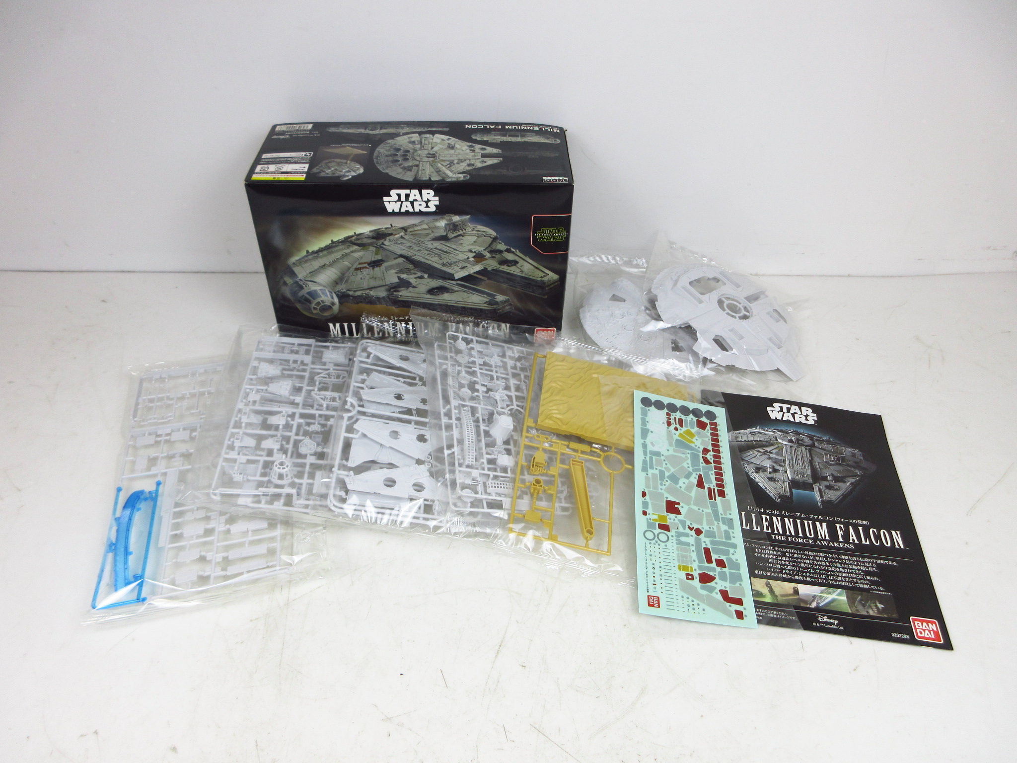 スター・ウォーズ ミレニアム・ファルコン (フォースの覚醒) 1/144スケール プラモデル